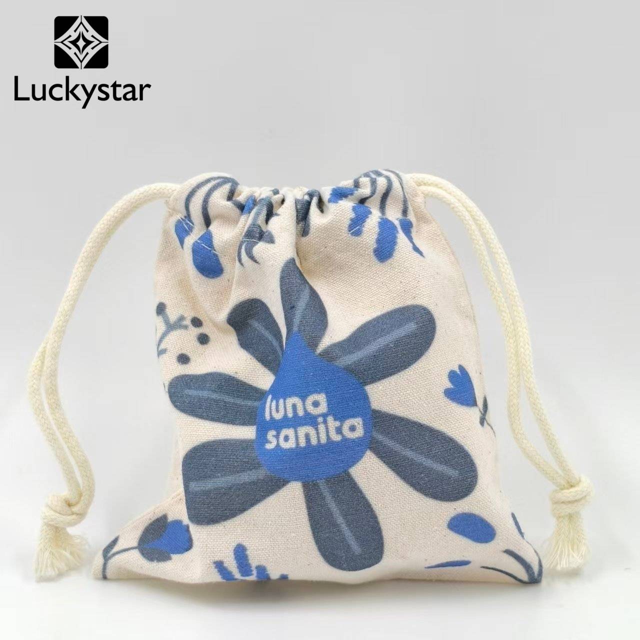 Стильная экологичная сумка на завязках Luna Sanita с цветочным узором синего цвета.